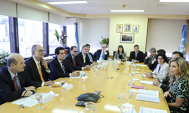 Imagen del Presidente del BCRA Federico Sturzenegger moder junto a la Reina Mxima una mesa redonda sobre inclusin financiera