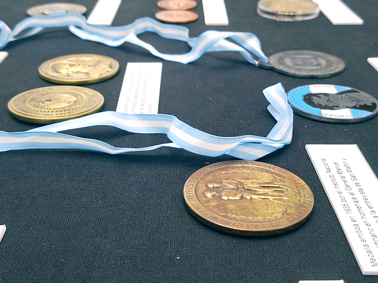 Vitrina de la exposición Diseños y Rarezas en las Primeras Monedas Patrias del Museo del BCRA