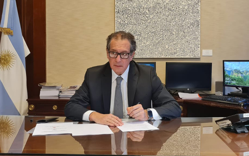 El presidente del BCRA, Miguel Pesce, firma el Memorando con China