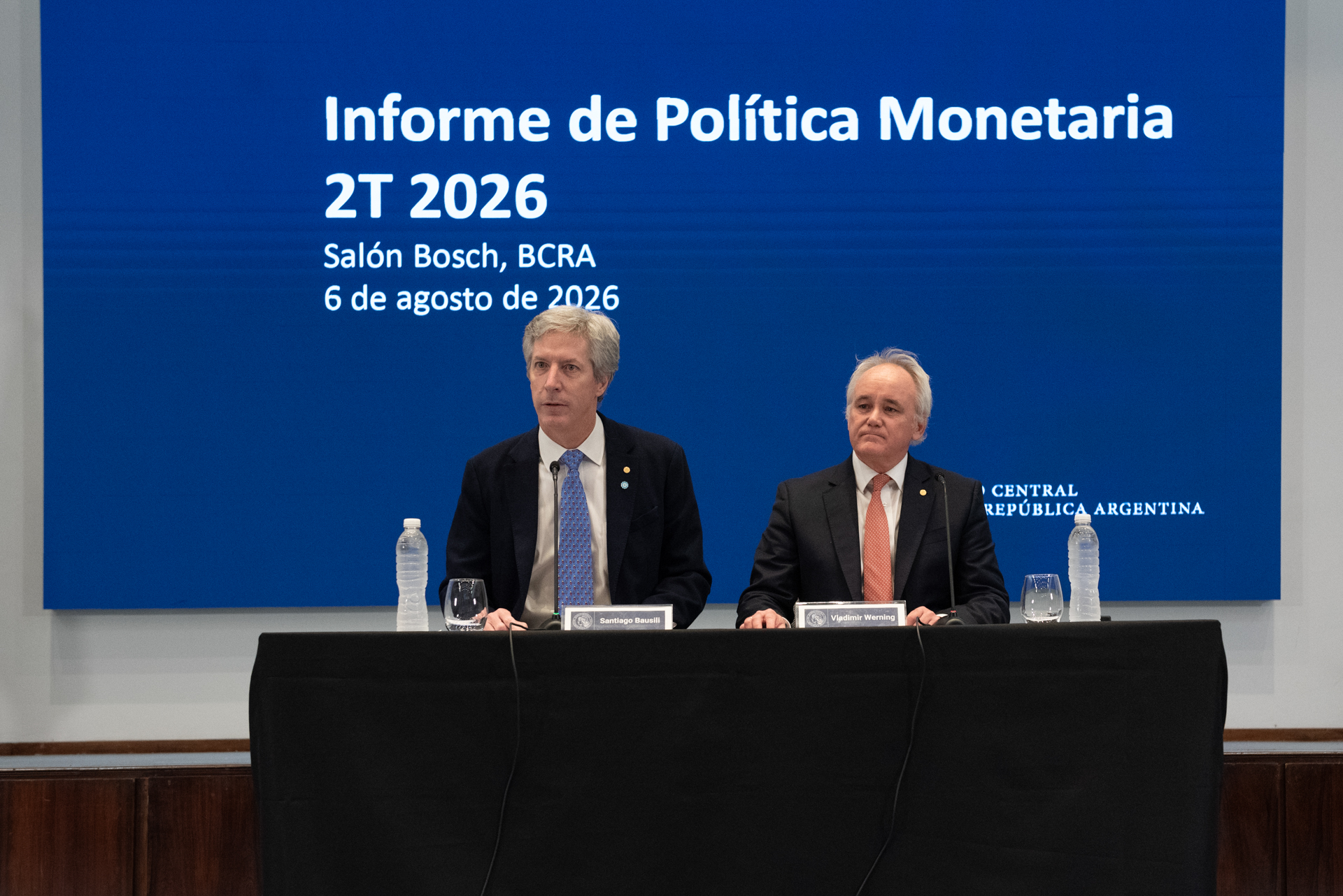 conferencia-prensa-ipom-2026-08-06 El presidente del BCRA, Santiago Bausili, y el vicepresidente, Vladimir Werning, durante la conferencia de prensa sobre el Informe de Política Monetaria del segundo trimestre de 2026.